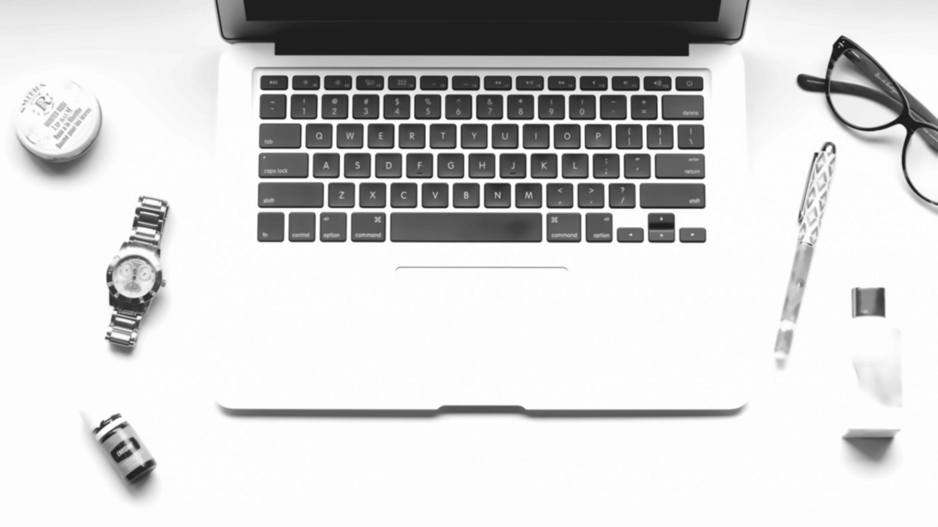Studenti che lavorano su configurazioni di sistema durante una sessione pratica di laboratorio