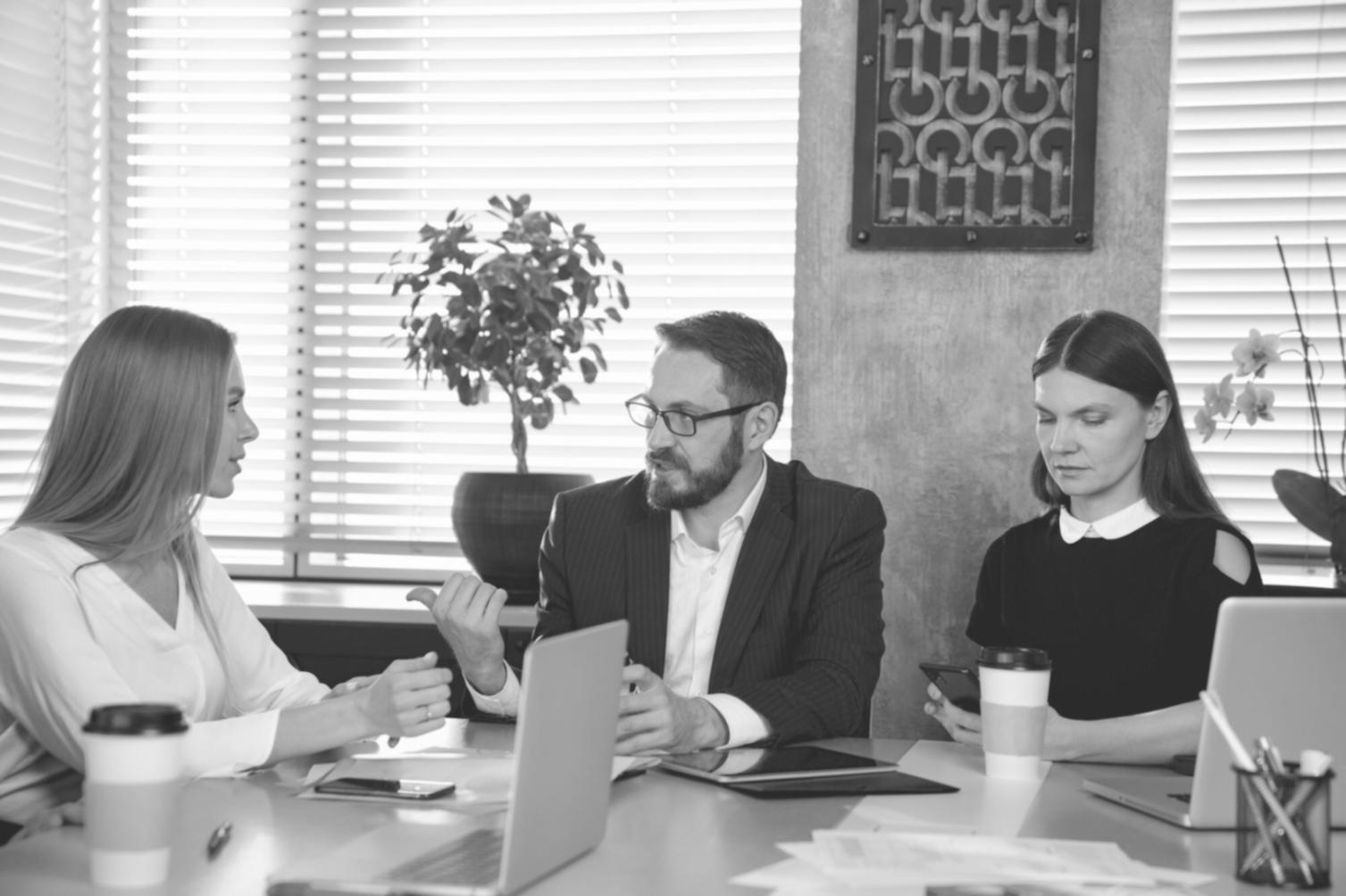 Team grethimos che lavora insieme su progetti di system management
